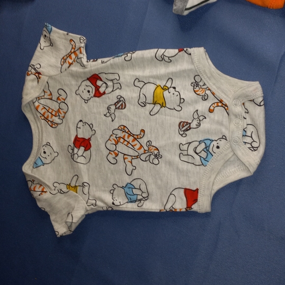 4 bodysuits - Picture 3 of 5